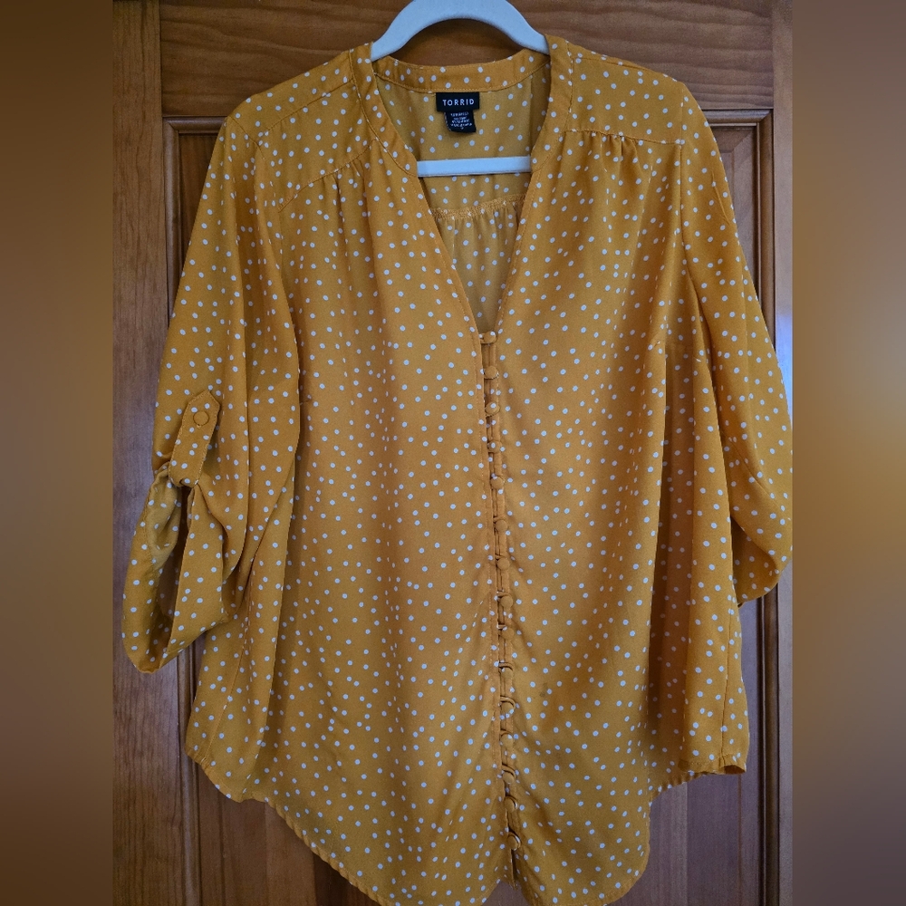 Womens Torrid 2 Blouse Shirt Yellow Pokadot EUC